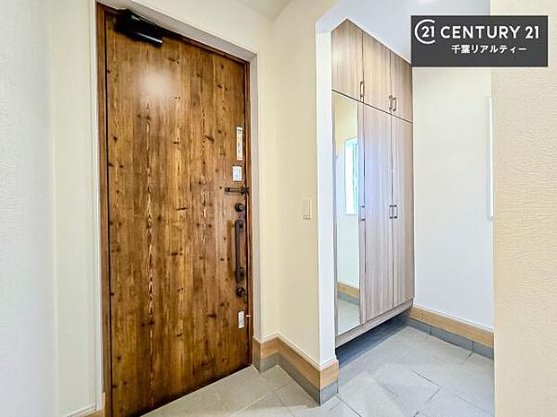 疲れて帰ってきても、ただいま！を言いたくなる、優しく迎え入れてくれる空間になっています。明るく温もり溢れる玄関です！