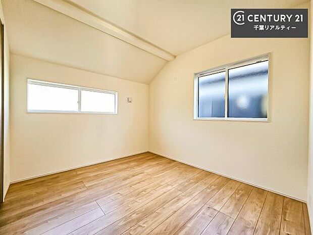 明るい室内は、風通しも良く、明るく大変居心地の良い空間となっております。リラックスして過ごせる心地の良いお部屋です！朝の目覚めがスッキリしますね！