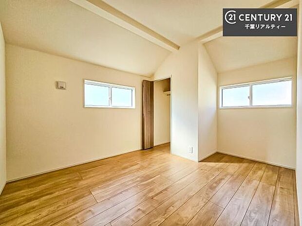 シンプルにデザインされているため、家具を選びません！お気に入りの家具を置いてくつろげる空間を作ることができます。