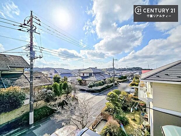 晴れた日には青い空を見渡せる開放的な時間を楽しめます。気持ちの良い風が通り抜ける街並みです！