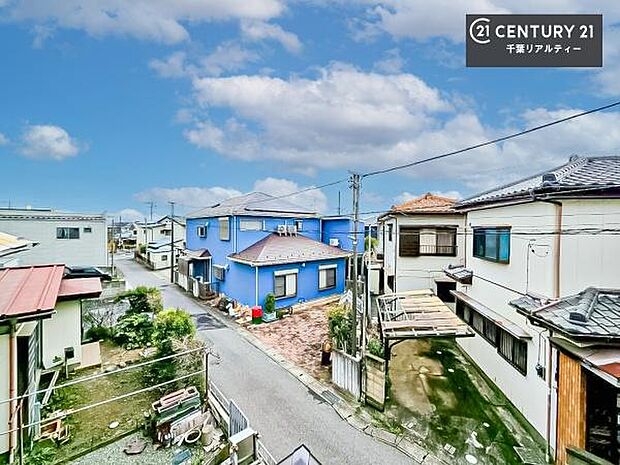 晴れた日には青い空を見渡せる開放的な時間を楽しめます。気持ちの良い風が通り抜ける街並みです！