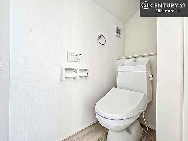 1・2階にトイレがございます!朝の忙しい時間帯も待たずにすみそうですね。白を基調とした清潔感のあるトイレでお手入れがしやすいです!