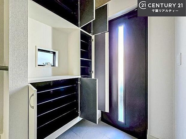 シューズボックス付きなので、玄関が片付きお掃除がしやすいです！スッキリした玄関で戸を開けた瞬間、清潔感のある心地いい空間が出迎えてくれます。