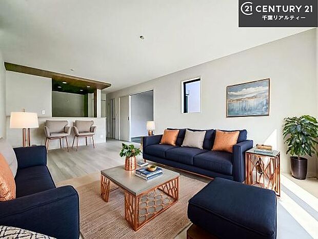 家具はCGパースです。心地良いリビングは家族が自然と集まります。家族団欒の時間が増えそうです。ご家族と、より一層充実した時間を過ごせそうですね。明るく開放的な空間です。