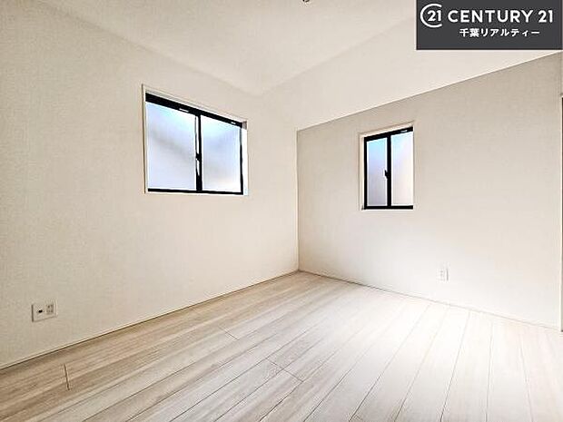 掃き出し窓がないお部屋は、お子様のお部屋としても安心です!収納スペースも充実しているので散らかったお部屋をサッと片付けられます!