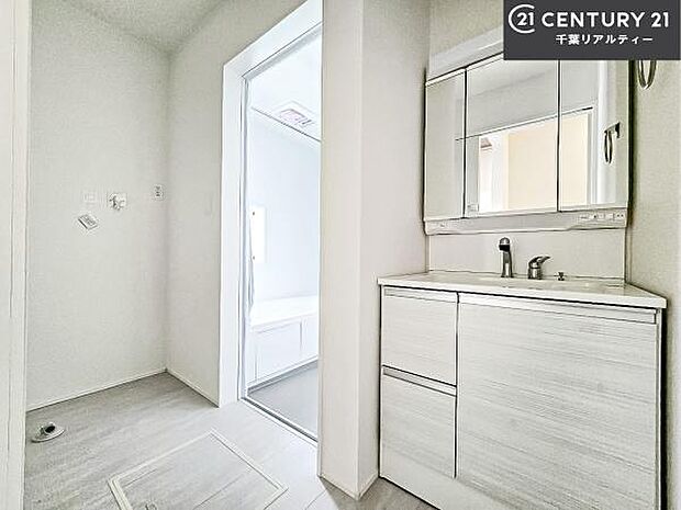 三面鏡仕様の洗面所は、身だしなみがしやすい造り!裏は収納になっています。ドライヤーやお化粧道具を片付けられるので洗面台周りをスッキリと見せることが出来ます!