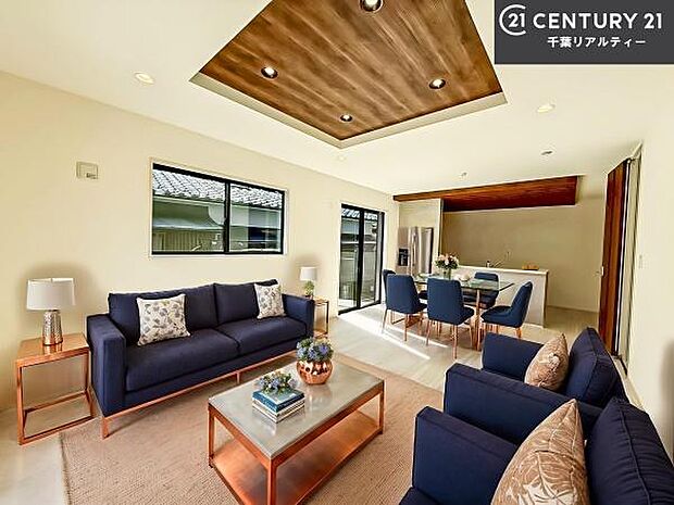 家具はCGパースです。開放感のある広々LDK!ソファーやダイニングテーブルを置いても窮屈にならないので快適に過ごせます!コミュニケーションが取りやすいリビングです!