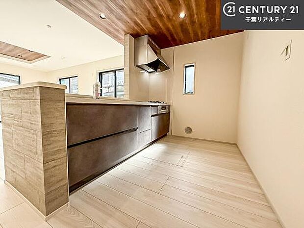 大人気の対面式システムキッチンを採用しています！ご家族のコミュニケーションが自然と増える設計です。お子様にも目が届くので嬉しいですね！広々使えて快適で作業が進みます。