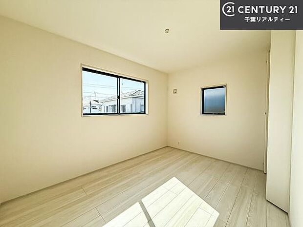 掃き出し窓がないお部屋は、お子様のお部屋としても安心です！収納スペースも充実しているので散らかったお部屋をサッと片付けられます！