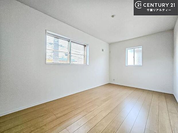 掃き出し窓がないお部屋は、お子様のお部屋としても安心です!収納スペースも充実しているので散らかったお部屋をサッと片付けられます!