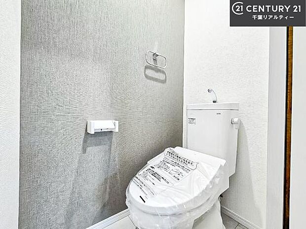 1・2階にトイレがございます!朝の忙しい時間帯も待たずにすみそうですね。白を基調とした清潔感のあるトイレでお手入れがしやすいです!