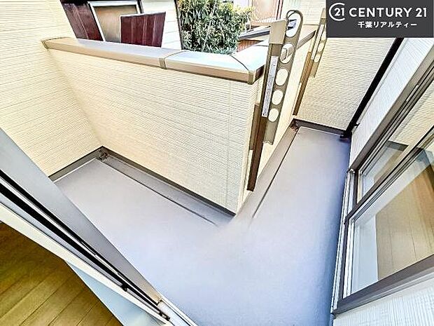 陽当たり良好なバルコニーです!晴れた日には青い空を見渡せる開放的な時間を楽しめます。たくさんのお洗濯物もいっぺんに干すことができます!