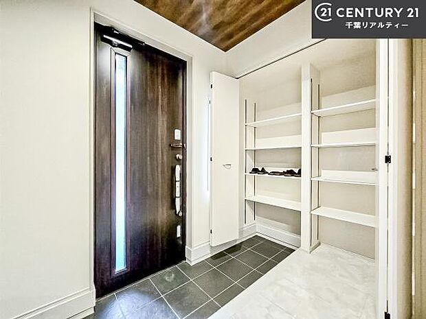 シューズボックス付きなので、玄関が片付きお掃除がしやすいです！スッキリした玄関で戸を開けた瞬間、清潔感のある心地いい空間が出迎えてくれます。