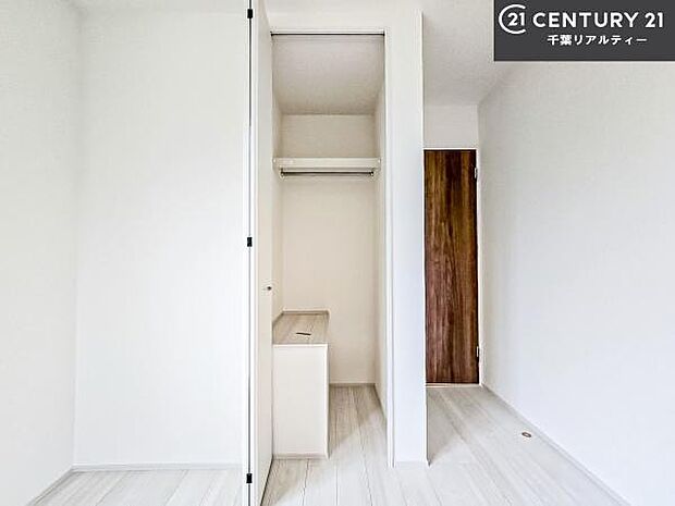 各居室収納付き!急なお客様が来客しても散らかったお部屋をサッと片付けられます!お部屋のスペースが生まれゆとりあるお部屋を演出することが出来ます!