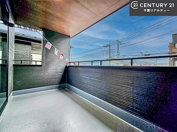 陽当たり良好なバルコニーです！晴れた日には青い空を見渡せる開放的な時間を楽しめます。