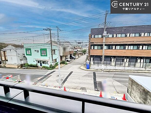 落ち着きある住宅街です!周囲には高い建物がなく、空が広く開放感があり、陽当たりを大きく遮られることもありません!気持ちの良い風が通り抜ける街並みです!