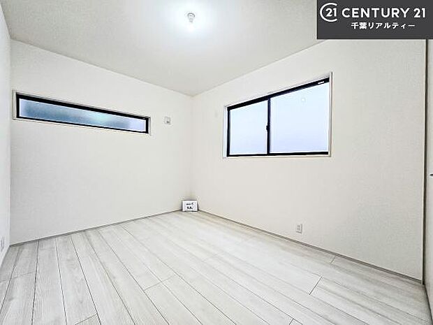 掃き出し窓がないお部屋は、お子様のお部屋としても安心です!収納スペースも充実しているので散らかったお部屋をサッと片付けられます!