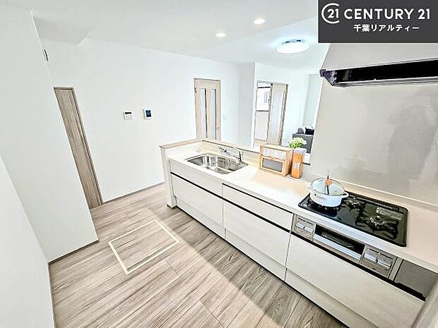 ゆとりある調理スペースで作業がしやすい快適なキッチンです！お子様と一緒にお菓子造りも楽しめる広々スペースです。楽しい調理時間になりそうですね！