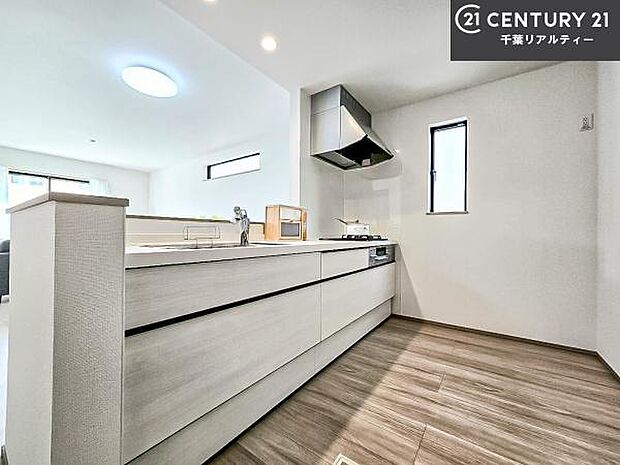 大人気の対面式システムキッチンを採用しています！ご家族のコミュニケーションが自然と増える設計です。お子様にも目が届くので嬉しいですね。収納力もあります！