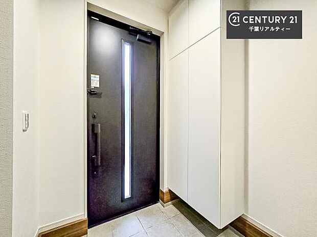 疲れて帰ってきても、ただいま!を言いたくなる、優しく迎え入れてくれる空間になっています。明るく温もり溢れる玄関です!