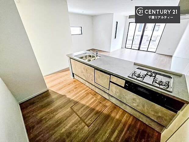 大人気の対面式システムキッチンを採用しています!ご家族のコミュニケーションが自然と増える設計です。お子様にも目が届くので嬉しいですね。広々使えて快適に作業が進みます。