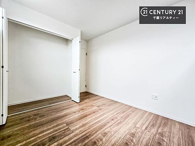 収納スペースが付いているので、急な来客時でも散らかったおもちゃをサッと片づけられて大変便利です!壁面も広々しているので、勉強机やベッドの置き場に困りません!