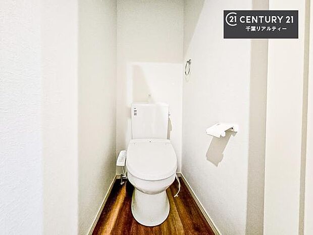 1・2階にトイレがございます!朝の忙しい時間帯も待たずにすみそうですね。白を基調とした清潔感のあるトイレでお手入れがしやすいです!