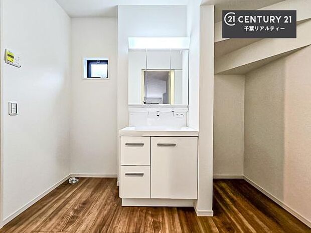 三面鏡仕様の洗面所は、身だしなみがしやすい造り!裏は収納になっています。ドライヤーやお化粧道具を片付けられるので洗面台周りをスッキリと見せることが出来ます!