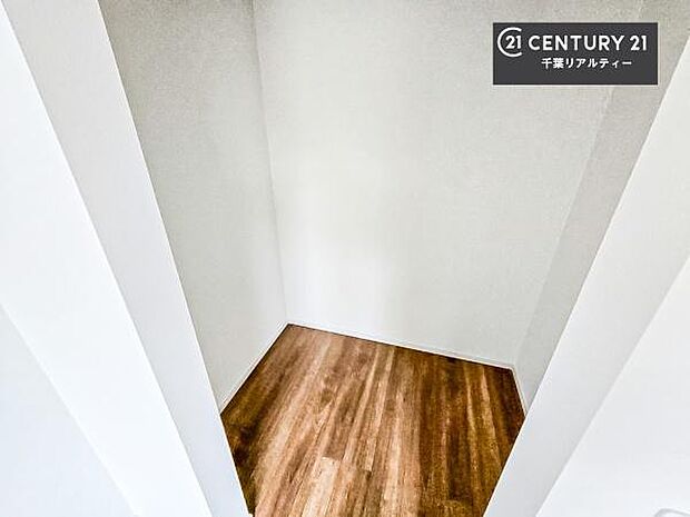 ウォークインクローゼット付きです。たくさんのお洋服などを収納しておけそうですね!他にも扇風機や加湿器など季節物の大きな家電も収納できます。