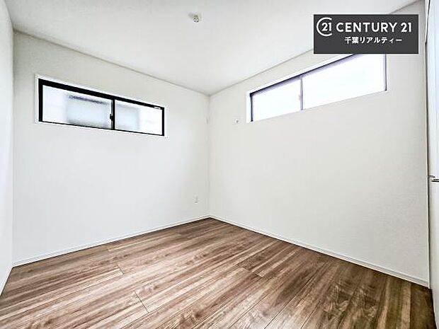 2面採光を確保した明るい室内は、風通しも良く、明るく大変居心地の良い空間となっております。リラックスして過ごせる心地の良いお部屋です!朝の目覚めがスッキリしますね!