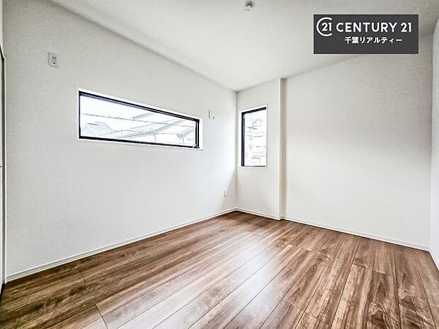 たっぷり日差しが差し込む四つ窓の洋室!温もりと明るさを兼ね備えた魅力的空間で、プライベート時間を有意義に過ごせます!