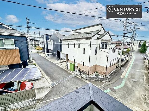 落ち着きある住宅街です!周囲には高い建物がなく、空が広く開放感があり、陽当たりを大きく遮られることもありません!気持ちの良い風が通り抜ける街並みです!