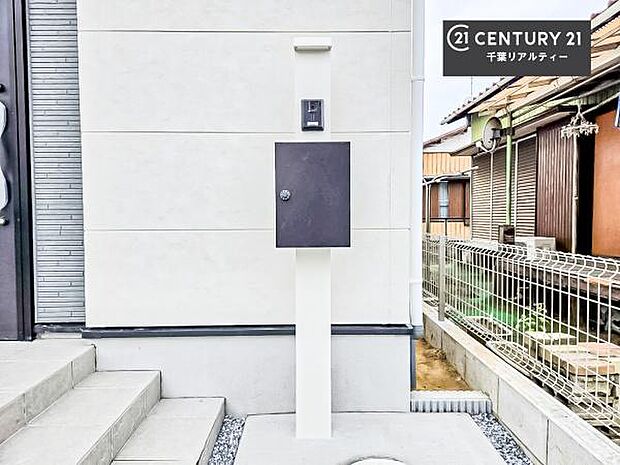 郵便ポスト付きで不在時でも荷物が受け取れてとっても便利!家にいなきゃいけないストレス回避!再配達の手間が省けます!