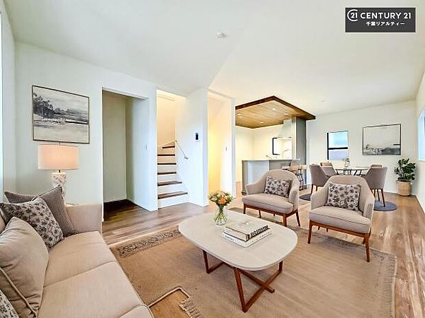 家具はCGパースです。開放感のある広々LDK！ソファーやダイニングテーブルを置いても窮屈にならないので快適に過ごせます！コミュニケーションが取りやすいリビングです！