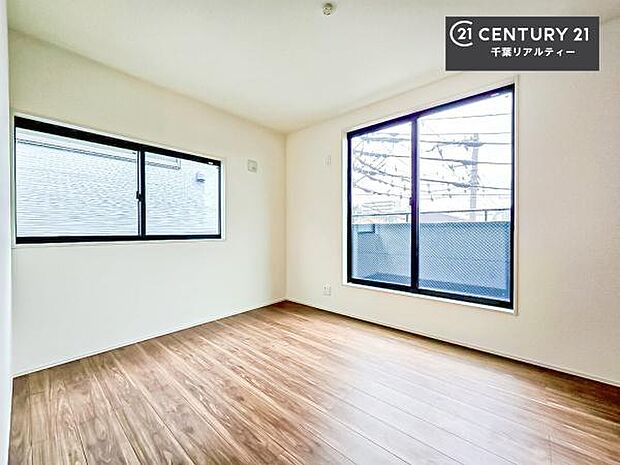 バルコニーに面している洋室です。明るく温もりがあり、換気もしっかりできます！朝起きて、外に出て背伸びをしつつ深呼吸をし良い朝を迎え入れることができます。