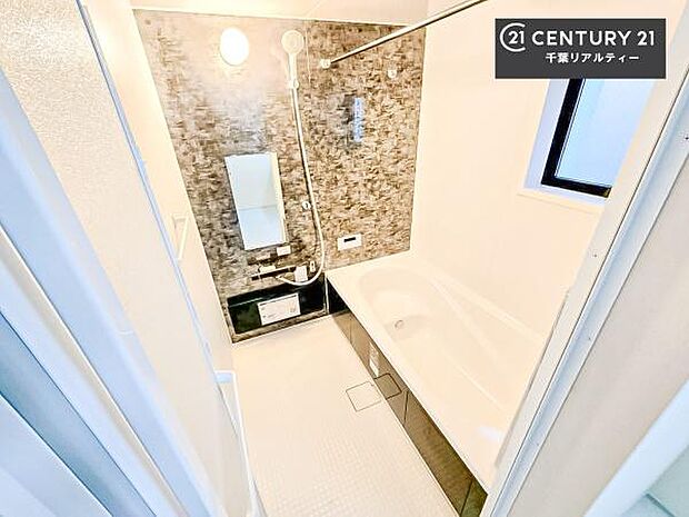 落ち着きある大人の雰囲気のバスルームは、味が出ていてバスタイムが充実！お仕事頑張っているご褒美にお好みの匂いの入浴剤を入れて、楽しんでみてはいかがでしょうか？