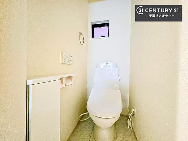 清潔感のある色味のお手洗いです！さわやかでスッキリする空間です！白を基調としているので、お手入れがしやすいトイレです！