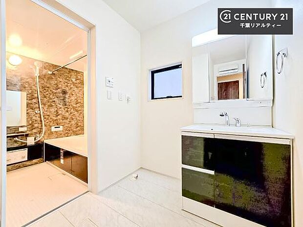 三面鏡仕様の洗面所は、身だしなみがしやすい造り！裏は収納になっています。ドライヤーやお化粧道具を片付けられるので洗面台周りをスッキリと見せることが出来ます！