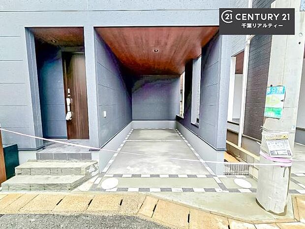 ビルトインガレージの駐車場は、雨や風から車を守ってくれるので大切に管理ができるので安心！