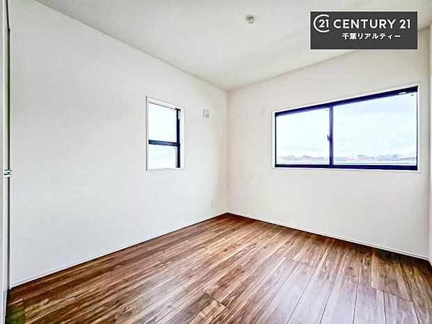 明るい室内は、風通しも良く、明るく大変居心地の良い空間となっております。リラックスして過ごせる心地の良いお部屋です！朝の目覚めがスッキリしますね！