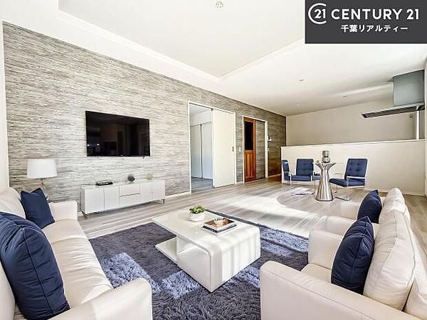 家具はCGパースです。開放感のある広々LDK！ソファーやダイニングテーブルを置いても窮屈にならないので快適に過ごせます！コミュニケーションが取りやすいリビングです！