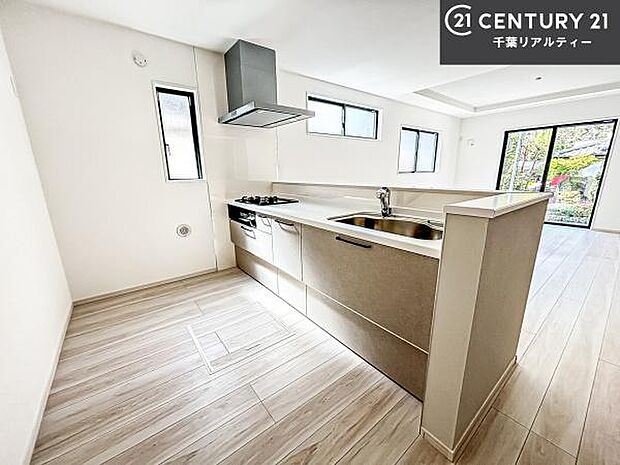 ゆとりある調理スペースで作業がしやすい快適なキッチンです!お子様と一緒にお菓子造りも楽しめる広々スペースです。楽しい調理時間になりそうですね!