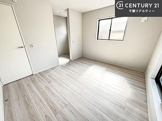 優しい光が差し込む洋室は、朝の目覚めも気持ちが良さそうですね。おうち時間もゆったりと過ごすことができます。優しい色合いのフローリングがどんな家具にもマッチします！