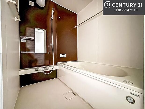 落ち着きある大人の雰囲気のバスルームは、味が出ていてバスタイムが充実！お仕事頑張っているご褒美にお好みの香りの入浴剤を入れて、楽しんでみてはいかがでしょうか？