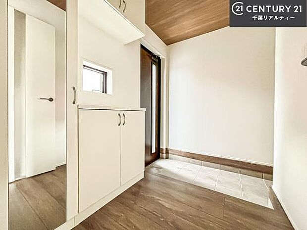 シューズボックス付きなので、玄関が片付きお掃除がしやすいです！スッキリした玄関で戸を開けた瞬間、清潔感のある心地いい空間が出迎えてくれます。