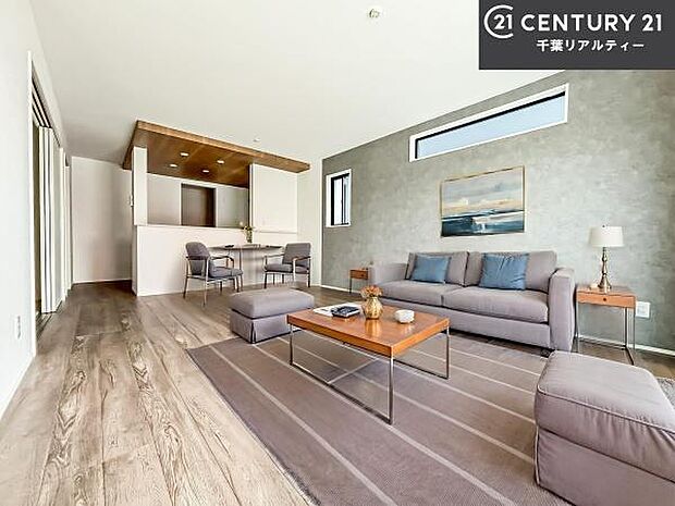 家具はCGパースです。開放感のある広々LDK！ソファーやダイニングテーブルを置いても窮屈にならないので快適に過ごせます！コミュニケーションが取りやすいリビングです！