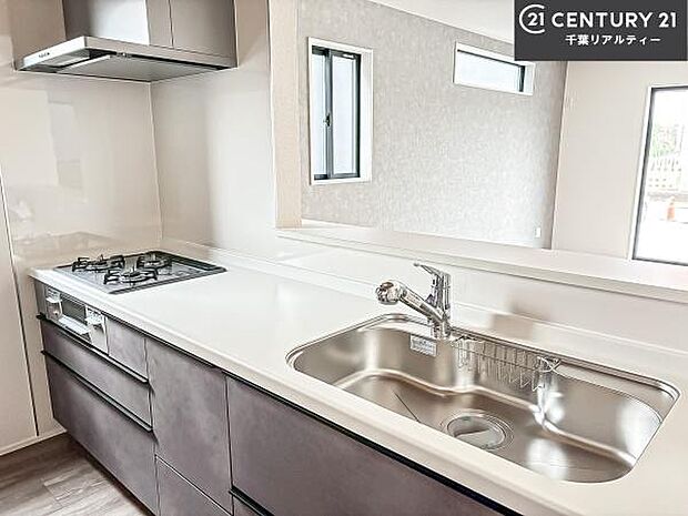 大人気の対面式システムキッチンを採用しています！ご家族のコミュニケーションが自然と増える設計です。お子様にも目が届くので嬉しいですね。広々使えて快適に作業が進みます。