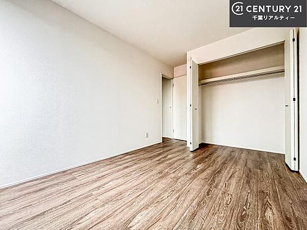 収納力のある洋室です。お部屋もすっきり広々と使えて気持ちが良いです！キレイな明るいお部屋で過ごすのは、更にのんびりゆっくりできますね！