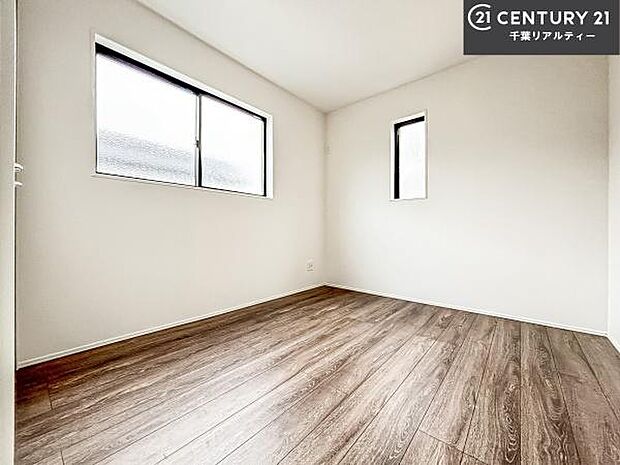 掃き出し窓がないお部屋は、お子様のお部屋としても安心です！収納スペースも充実しているので散らかったお部屋をサッと片付けられます！