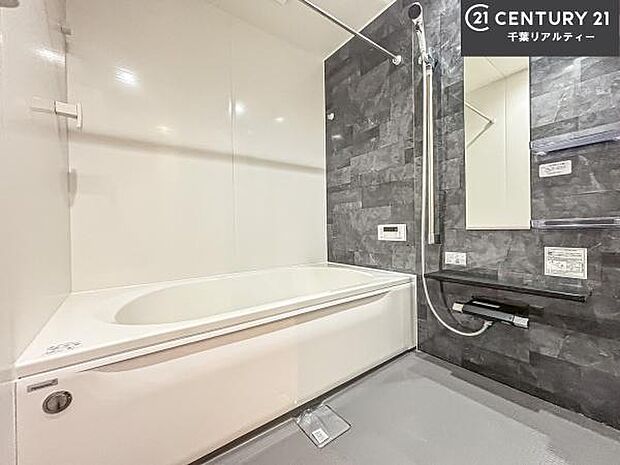 落ち着きある大人の雰囲気のバスルームは、味が出ていてバスタイムが充実！お仕事頑張っているご褒美にお好みの匂いの入浴剤を入れて、楽しんでみてはいかがでしょうか？